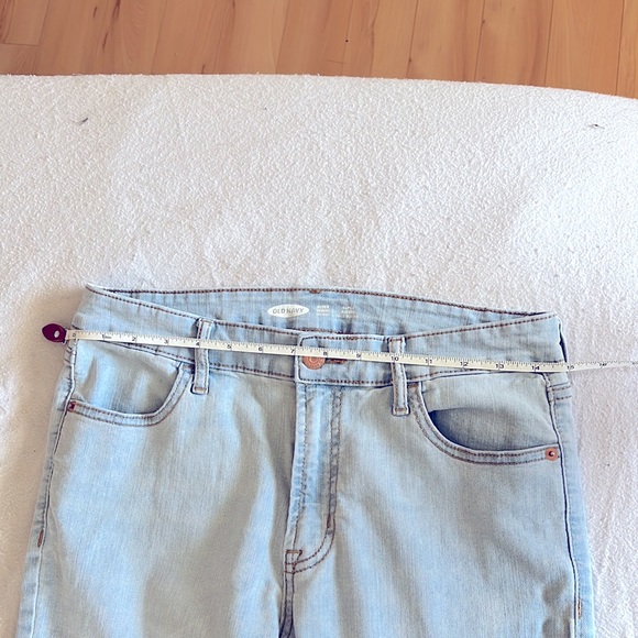 Light wash old navy skinny jeans. Size 8 - Picture 5 of 7